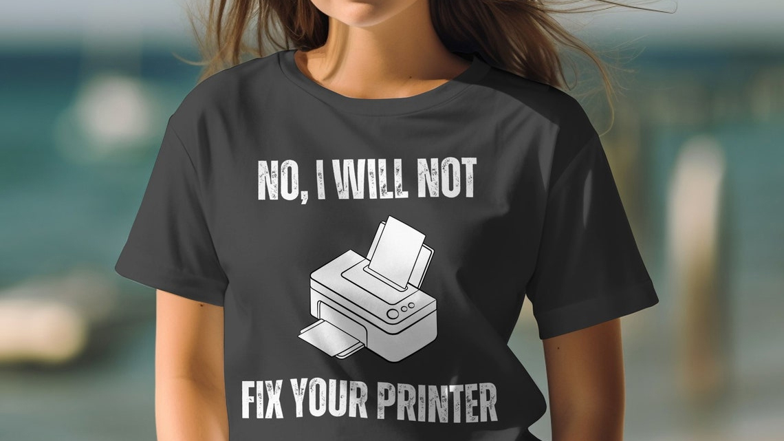 camiseta com o texto "no, I will not fix your printer" ("não, eu não vou consertar sua impressora") e a ilustração de uma impressora