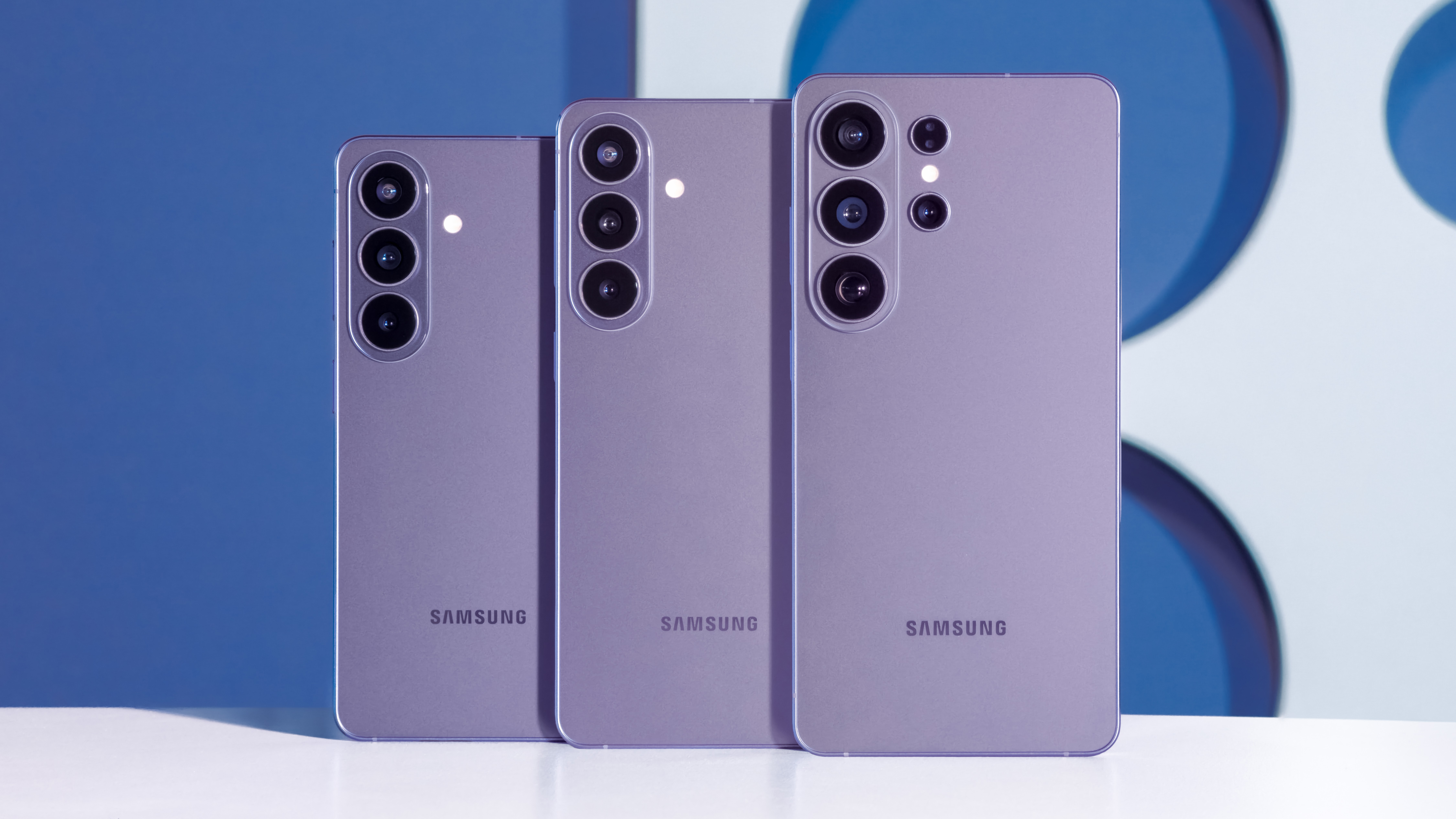 Samsung Galaxy S26, S26+ e S26 Ultra em exibição na cor Violeta comparando tamanhos