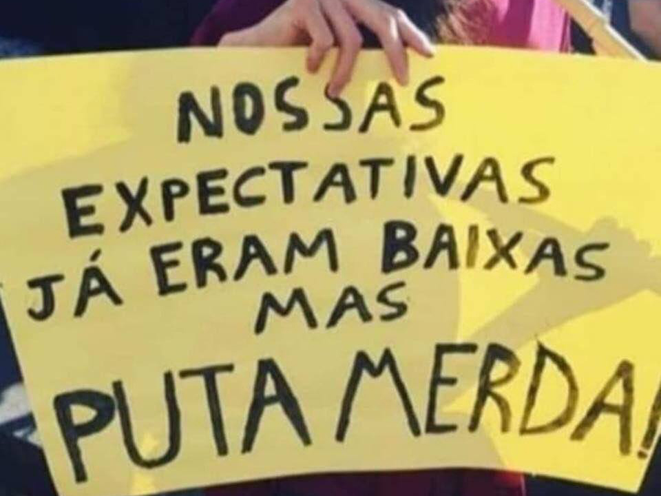 Cartaz de manifestação com os dizeres "nossas expectativas já eram baixas mas puta merda"